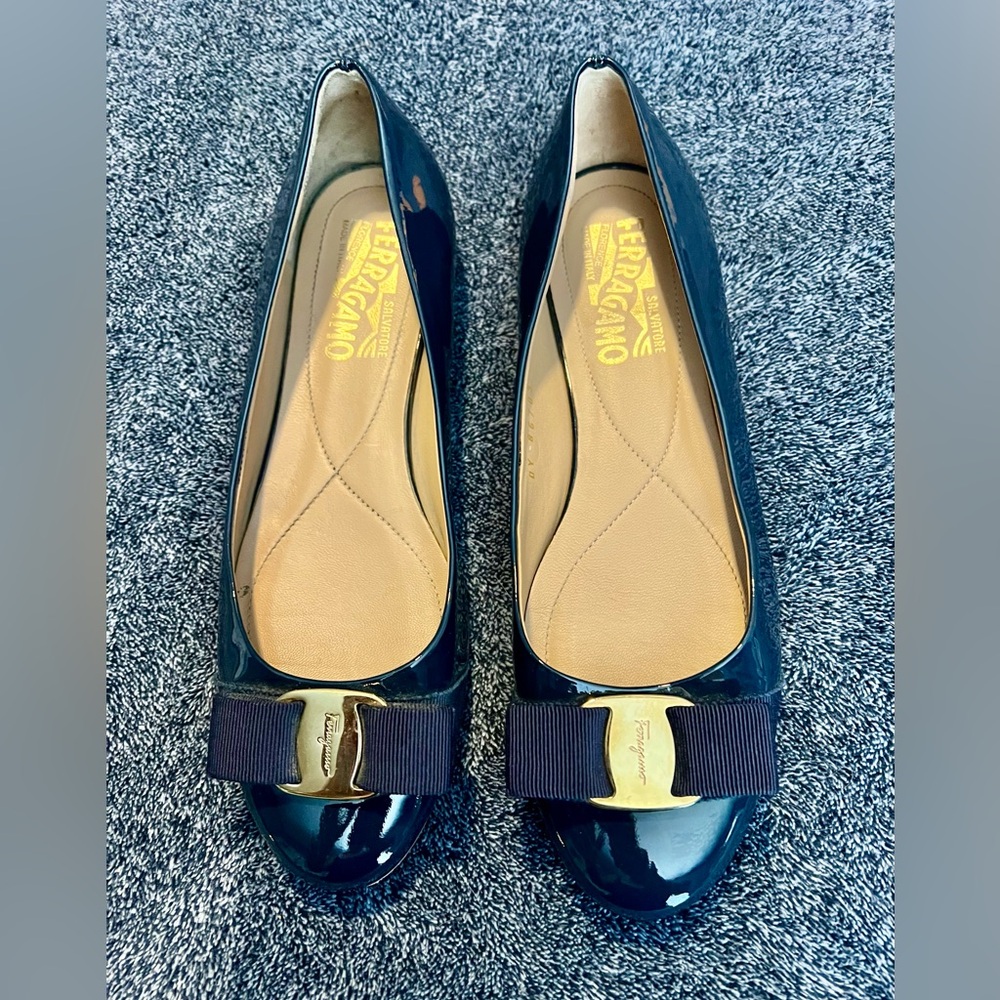 EUC SZ 6 1/2 B Salvatore Ferragamo Varina Patent Blue Leather Ballet Flats